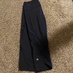 lululemon navy cropped leggings with mesh details and pockets